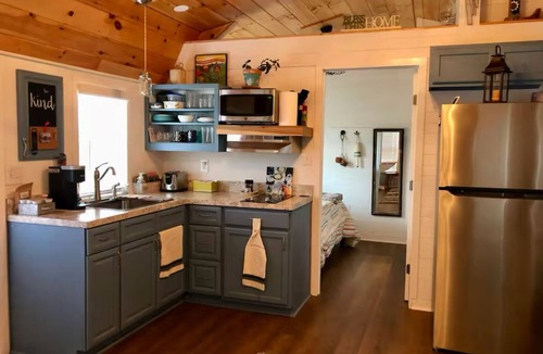 Loretto Cottage | Charming waterfront 1-bedroom cottage in lovely Colonial Beach with WiFi, AC
