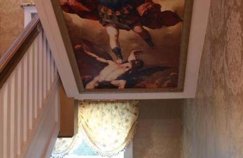 Connellsville Hotel | Chateau Connellsville Medieval Royal Chamber