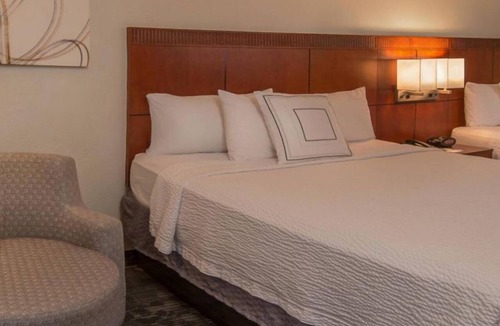 Rosslyn Hotel | Check out Old Town Waterfront! Pleasant Stay, Unit w/Balcony! Onsite Starbucks