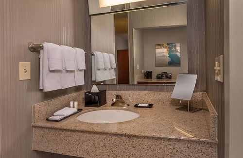Rosslyn Hotel | Check out Old Town Waterfront! Pleasant Stay, Unit w/Balcony! Onsite Starbucks