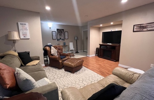 Sand Lake Apartment | Cheerful 2 Bedroom Apartment near Airport