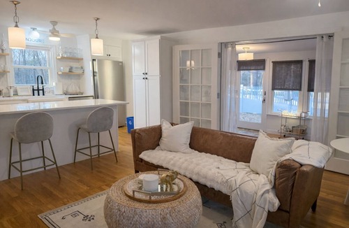 Brimfield Cottage | Cheerful 2 bedroom cottage with lake access close to Sturbridge line