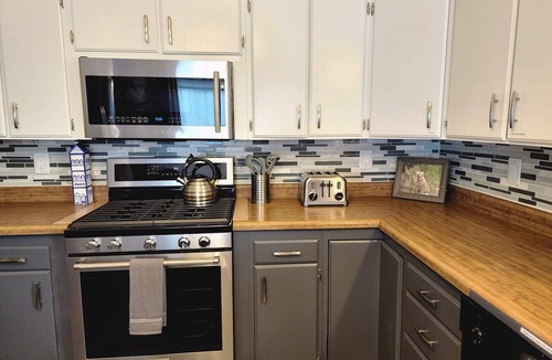 Northeast Anchorage House | Cheerful and Spacious Home/Sleeps 16