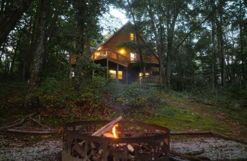 Rockbridge House | Cheerful Two Bdrm Cabin with Hot Tub & Pet Friendly