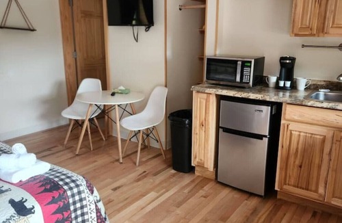 Bethlehem Resort | Cherry Lodge #4: Cozy King Room