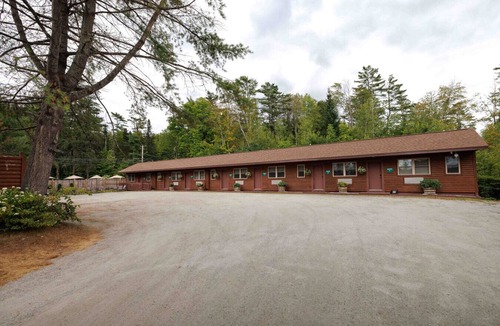 Bethlehem Resort | Cherry Lodge #4: Cozy King Room