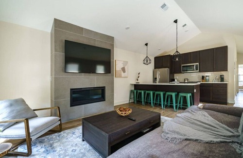 Victorian Village Apartment | Chic 2bd Flat-Victorian Village