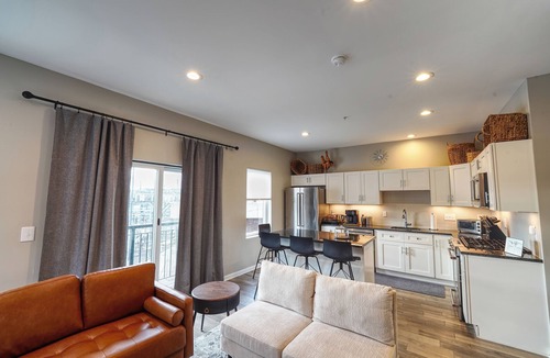 Lower Lawrenceville Condo | Chic Condo/Walk to Restaurants & Bars/Minutes to Pittsburgh/Free Parking