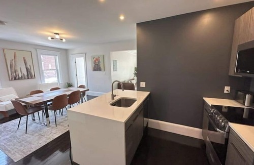 Salem Condo | Chic Downtown Salem 3 Bedroom w/Parking