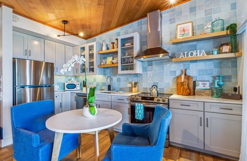 Kahana Condo | Chic Island Living overlooking ocean-Pohailani 210-Comfy Lanai daybed-Cold AC