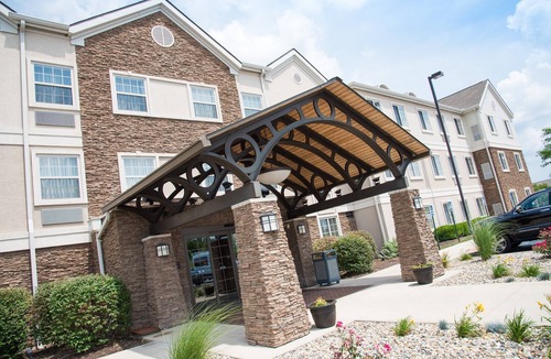 Saint Marys  Allen County Apartment | Chic Queen Studio | Kitchen, Free Breakfast & Pool