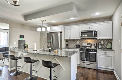 Beechfield House | Chic Townhome w/Deck: 6 Mi to Dtwn Baltimore