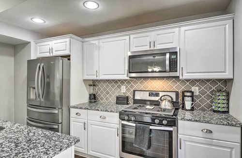 Beechfield House | Chic Townhome w/Deck: 6 Mi to Dtwn Baltimore