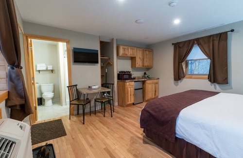 Bethlehem Resort | Classic King Room Near Lake White Mountains