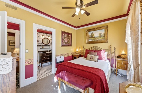 Heber Bed & Breakfast | Classic Victorian charm for simple stay in Boutique B&B