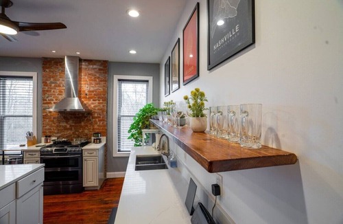 The Gate Apartment | Classy Midtown 2BR, King Master