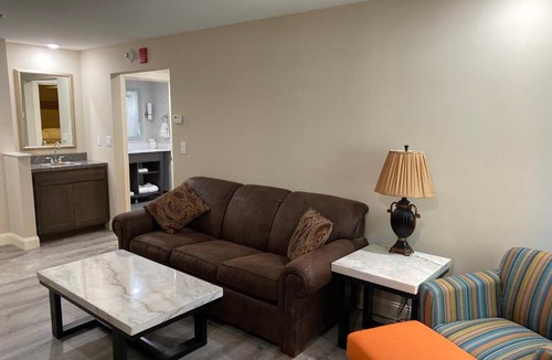 Downtown Hotel | Clayton Plaza Hotel & Extended Stay