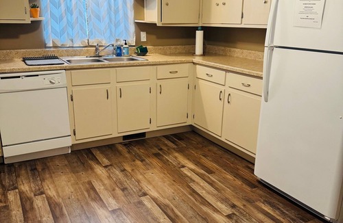 Crestline House | Clean, comfy and cute farmhouse between Joplin and Neosho, easy access to I-49.