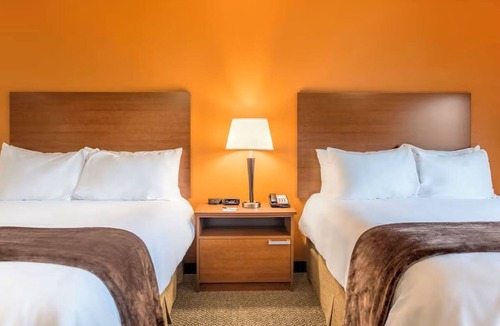 Overland Park Hotel | Clean Modern Hotel for Extended Visits in Overland Park