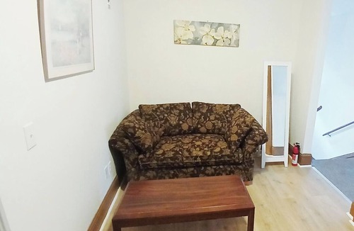 New London Apartment | Clean room w/King bed/Private bathroom. Free Wifi free parking