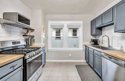 Detroit - Shoreway House | Cleveland Hideaway Near Beach & Restaurants