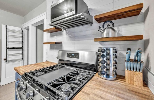 Detroit - Shoreway House | Cleveland Hideaway Near Beach & Restaurants
