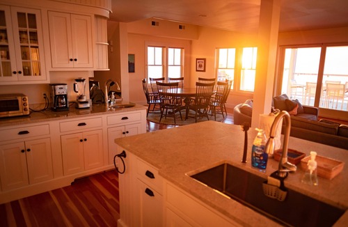 Plymouth House | Cliff House - Oceanfront Year-Round Romantic Getaway w/Hot Tub
