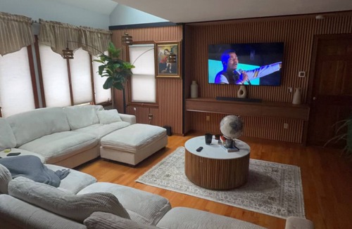 Northbridge House | Clifford Luxury Retreat 3BR Self Check In Home