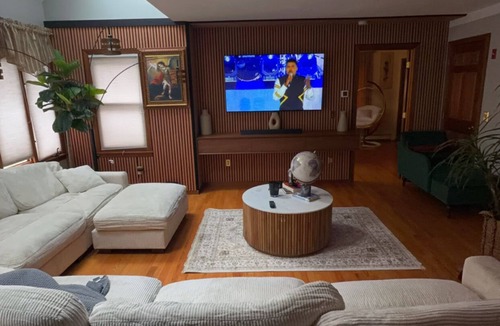 Northbridge House | Clifford Luxury Retreat 3BR Self Check In Home