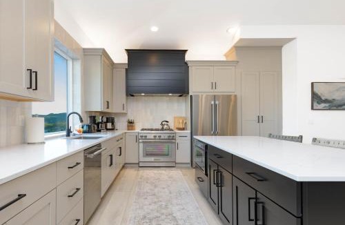 Toquerville House | Cliffside Modern Villa - Hot Tub Stunning Views