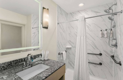 Downtown Baltimore Hotel | Close to All the Action! Steps from Inner Harbor and MT Bank Stadium
