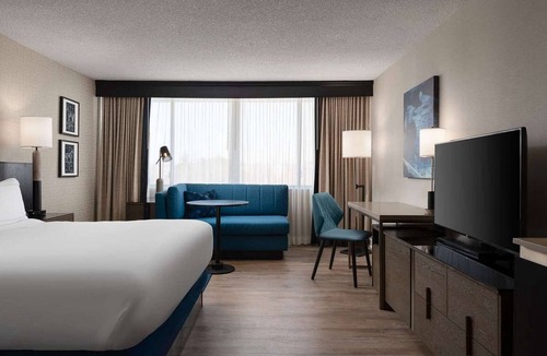 Pikesville Hotel | Close to Downtown Baltimore + Dining. Gym. Tennis.