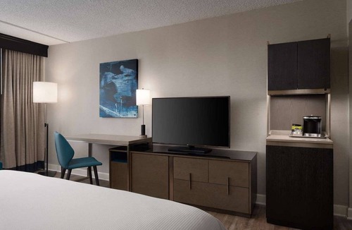 Pikesville Hotel | Close to Downtown Baltimore + Dining. Gym. Tennis.