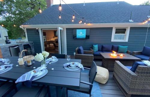 East Dennis House | Close2Beach, SpeakEasyBar,HotTub, PetsOK, Firepit