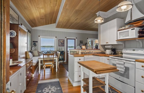 Yarmouth House | Coastal Cottage on Cousins Island: Oceanfront Getaway