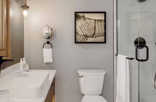 Goat Island Hotel | Coastal Escape! Unit w/Pool, Gym, Near Downtown Shops & Seaside Scenic Spots!