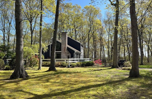Hay Beach House | Coastal 3-bedroom house with pool, bocce court on Shelter Island