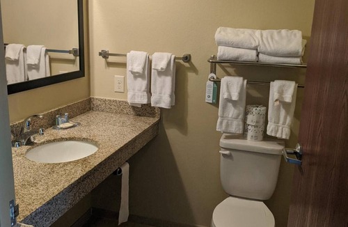 Winterset Hotel | Cobblestone Inn & Suites - Winterset, IA