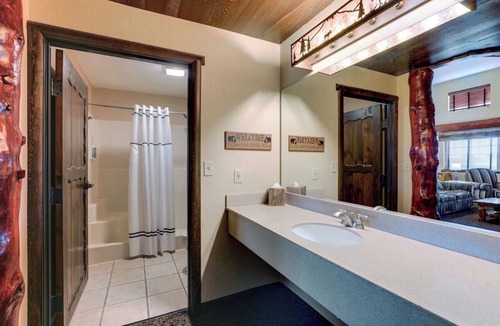 Columbia Hotel | Columbia's Cozy Haven! Heated Pool, Whiskey Bar & Themed Rooms