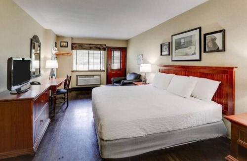 Columbia Hotel | Columbia's Welcoming Retreat with Rustic-Themed Rooms & Heated Pools