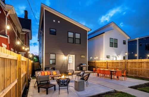 Near East Columbus House | Columbus Lounge: Hot Tub, Game Room, Karaoke, BBQ, and an Outstanding Backyard.
