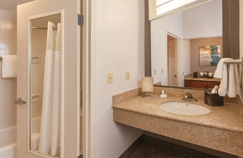 Newark Hotel | Comfort and Convenience! Free Onsite Parking, Pets Allowed, Free Pool