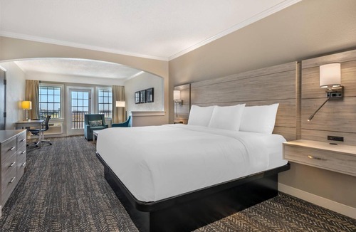 Chincoteague Hotel | Comfort Suites Chincoteague Island Bayfront Resort