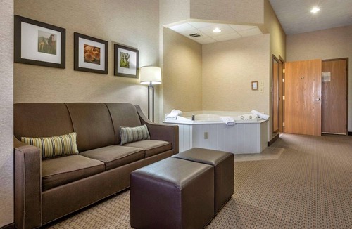 Berlin Hotel | Comfort Suites Hotel and Conference Center