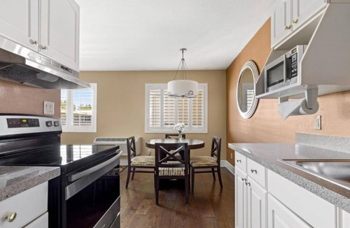 Corte Madera Hotel | Comfortable 1BR Suite | Kitchen | Outdoor Pool | Free Parking | BBQ Area