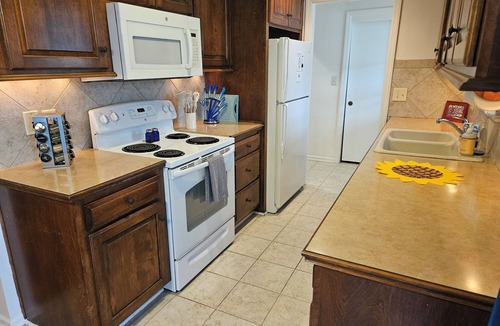 Gladstone House | Comfortable 3-bedroom home in beautiful Kansas City with AC for FIFA World Cup.