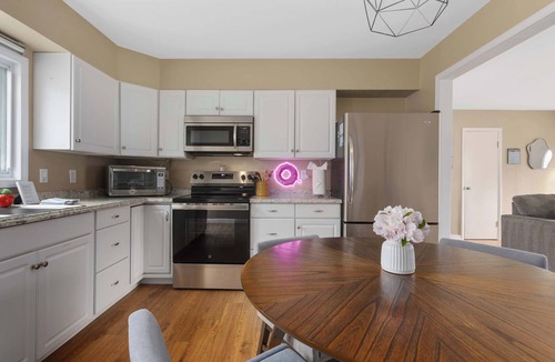 Grandview House | Comfortable 4 Bedroom Retreat with BBQ