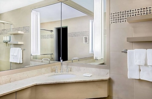 East Cambridge Hotel | Comfortable Cambridge Stay w/Spectacular Charles River Views