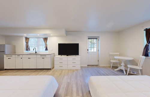 Lower Township Hotel | Comfortable Coastal Retreat with Two Queen Beds - Suite Room