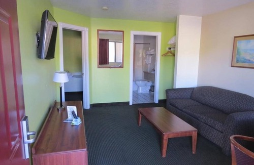 St. George Hotel | Comfortable Couple Stay w/Free Breakfast & Pool A